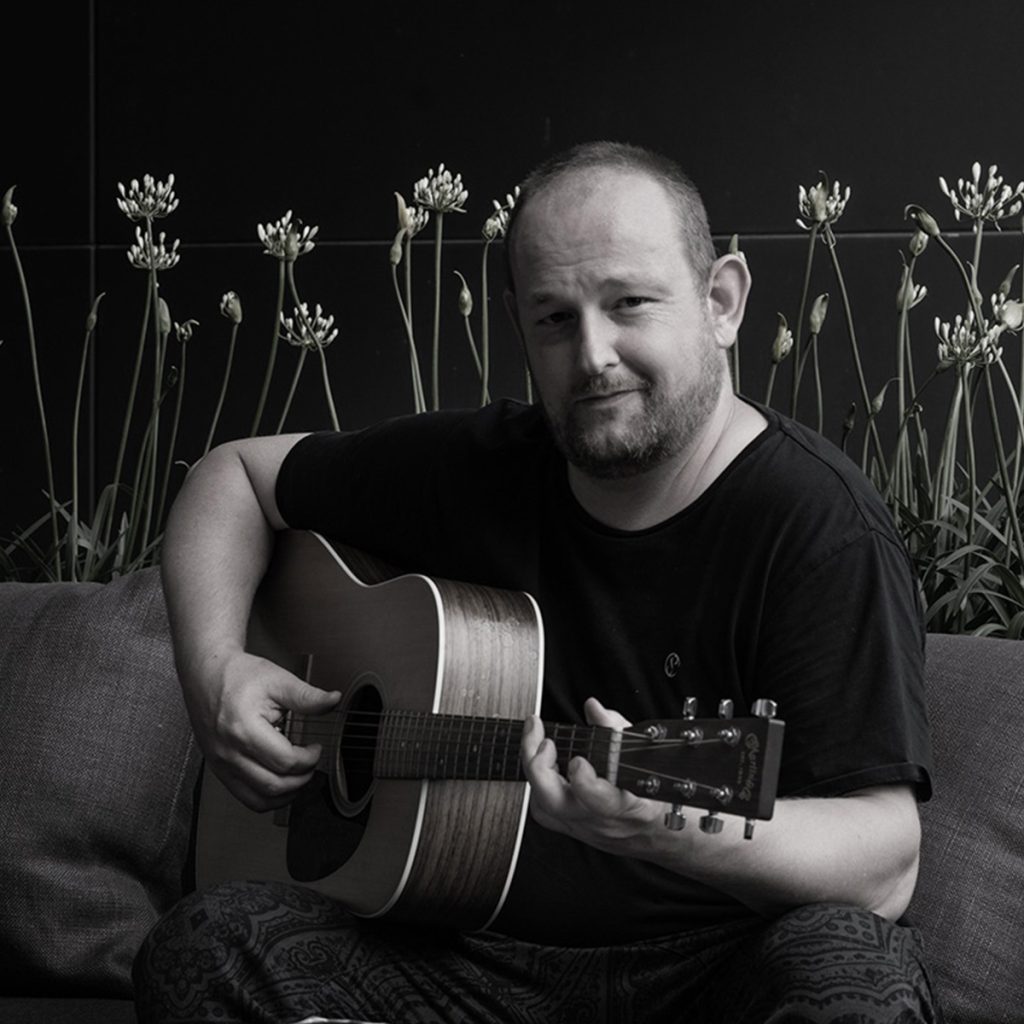 Gust with guitar_square